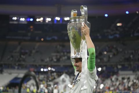 Ο Τιμπό Κουρτουά της Ρεάλ στην απονομή του Champions League 2021-2022 ύστερα από τον τελικό κόντρα στη Λίβερπουλ στο "Σταντ ντε Φρανς", Παρίσι | Σάββατο 28 Μαΐου 2022
