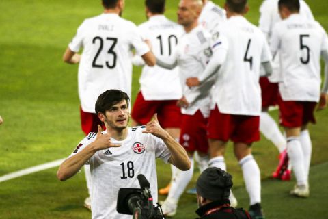 Ο Κβίτσα Κβαρατσκέλια πανηγυρίζει το γκολ του με την εθνική Γεωργίας κόντρα στην Ισπανία για τα προκριματικά του Μουντιάλ
