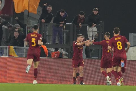 Οι παίκτες της Ρόμα πανηγυρίζουν γκολ που σημείωσαν κόντρα στην Ζάλτσμπουργκ για τα μπαράζ της φάσης των 16 του Europa League 2022-2023 στο "Ολίμιπκο", Ρώμη | Πέμπτη 23 Φεβρουαρίου 2023