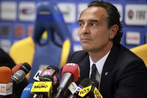 Italy's coach Cesare Prandelli attends a news conference at Tardini stadium in Parma, May 28, 2012. Prandelli ended uncapped Pescara midfielder Marco Verratti's hopes of playing at Euro 2012 when he cut seven players from his provisional squad on Monday. Prandelli's decisions were largely expected and the coach now has until midday on Tuesday to drop two more players for his final 23-man Euro squad. REUTERS/Giorgio Benvenuti (ITALY - Tags: SPORT SOCCER)