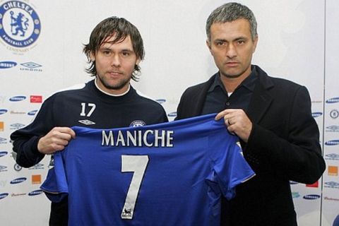 COBHAM, UNITED KINGDOM - JANUARY 06:  New Chelsea signing Maniche and manager Jose Mourinho pose for photos prior to a press conference at the Chelsea training ground on January 6, 2006 in Cobham, England.  (Photo by Julian Finney/Getty Images) *** Local Caption *** Maniche;Jose Mourinho