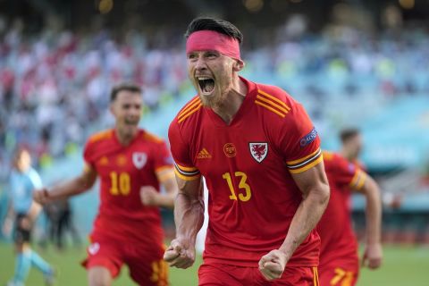 Ο Μουρ πανηγυρίζει γκολ του με την Ουαλία κόντρα στην Ελβετία στην πρεμιέρα του Euro 2020
