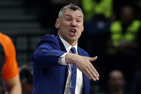Ο Σαρούνας Γιασικεβίτσιους δίνει οδηγίες στους παίκτες του σε αγώνα της EuroLeague