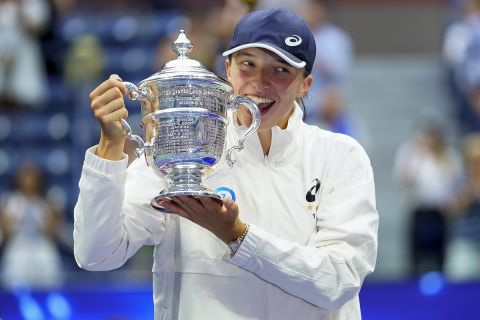 Η Ίγκα Σφιόντεκ με το τρόπαιο του US Open