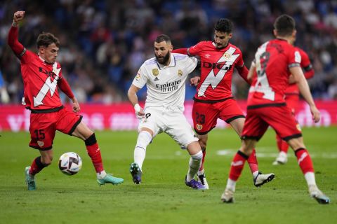 Οι παίκτες της Ράγιο μονομαχούν με τον Καρίμ Μπενζεμά της Ρεάλ για τη La Liga 2022-2023 στο "Σαντιάγο Μπερναμπέου", Μαδρίτη | Τετάρτη 24 Μαΐου 2023