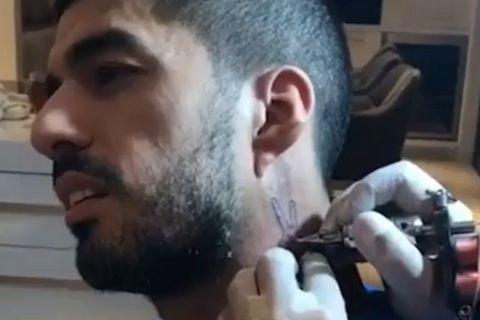 Ο Λουίς Σουάρες έκανε tattoo στο λαιμό (VIDEO)