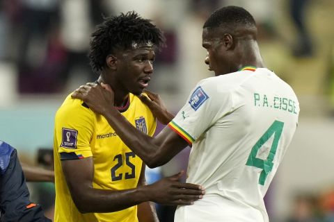 Ο Σισέ παρηγορεί τους παίκτες του Εκουαδόρ μετά την πρόκριση της Σενεγάλης | 29 Νοεμβρίου 2022
