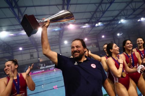 Ο Χάρης Παυλίδης με το κύπελλο του Super Cup που κατέκτησε η γυναικεία ομάδα πόλο του Ολυμπιακού 