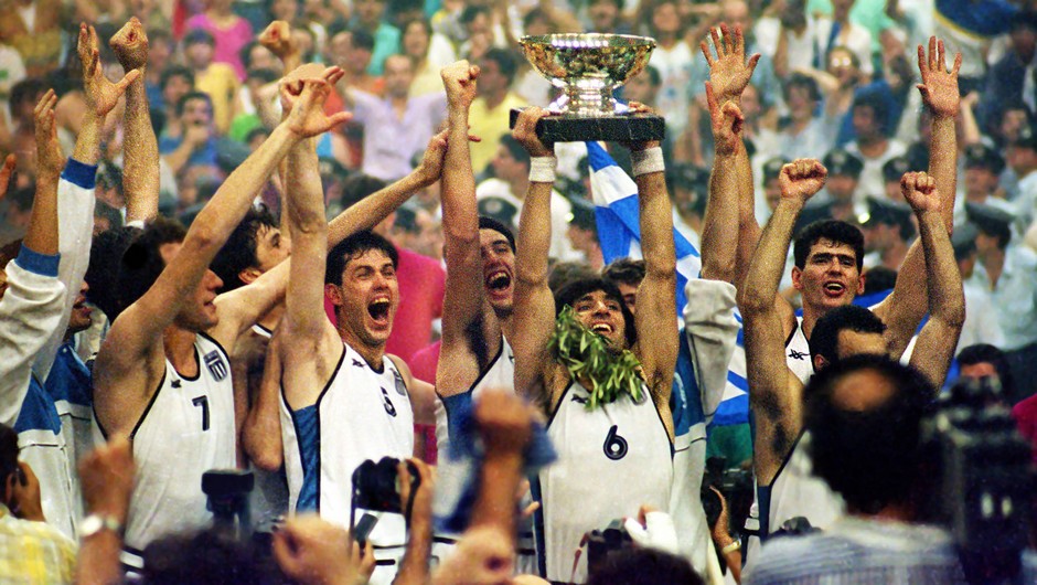 Ο Γιαννάκης σηκώνει το τρόπαιο του EuroBasket 1987