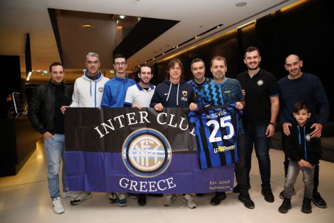ΑΕΚ: Τα μέλη του Fun Club Greece της Ίντερ επισκέφθηκαν τον Αλμέιδα στο ξενοδοχείο της αποστολής