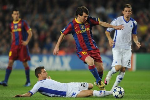 BARCELONA, SPAIN - OCTOBER 20:  Lionel Messi (C) of Barcelona duels for the ball with Martin Vingaard (L) of FC Copenhagen as Claudemir (R) looks on during the UEFA Champions League group D match between Barcelona and FC Copenhagen at the Camp Nou stadium on October 20, 2010 in Barcelona, Spain.  (Photo by Jasper Juinen/Getty Images)