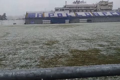 Χιονόπτωση στο γήπεδο του Απόλλωνα Λάρισας