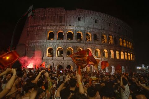 Οι φίλοι της Ρόμα πανηγυρίζουν μπροστά από το Κολοσσαίο την κατάκτηση του Europa Conference League 