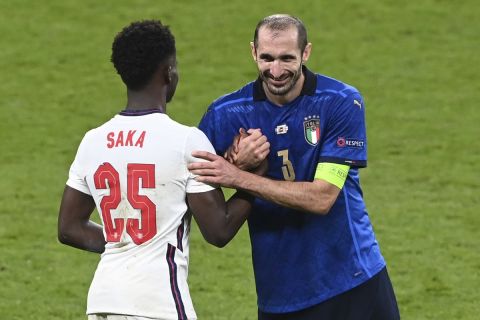 Ο Τζόρτζιο Κιελίνι σε στιγμιότυπο με τον Μπουκαγιό Σακά κατά τη διάρκεια του τελικού του Euro 2020 μεταξύ Ιταλίας και Αγγλίας
