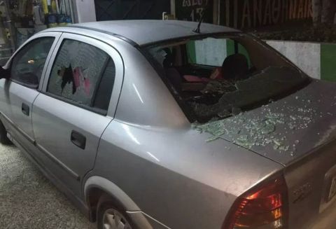 PHOTOS: Σπασμένα μηχανάκια και αυτοκίνητα έξω από το σύνδεσμο του Παναθηναϊκού στο Περιστέρι