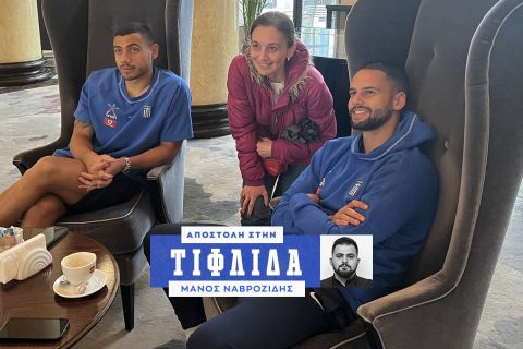 Εθνική Ελλάδας: Η φίλαθλος της Γεωργίας που επισκέφτηκε το ξενοδοχείο της αποστολής και φωτογραφήθηκε με τους διεθνείς