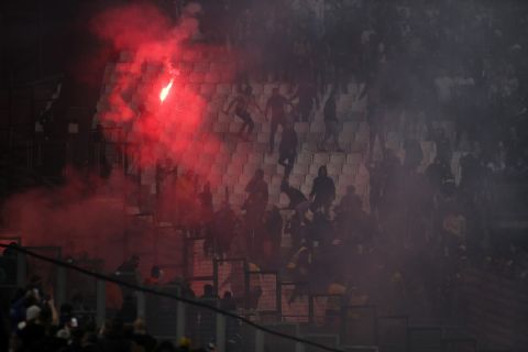 Οι οπαδοί του ΠΑΟΚ κατά τη διάρκεια της αναμέτρησης με τη Μαρσέιγ στο Βλεοντρόμ στο πλαίσιο του Conference League 