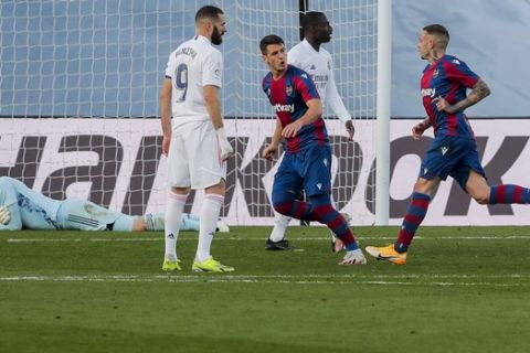 Ο Ρότζερ πανηγυρίζει γκολ του με τη φανέλα της Λεβάντε εις βάρος της Ρεάλ Μαδρίτης σε αγώνα της La Liga