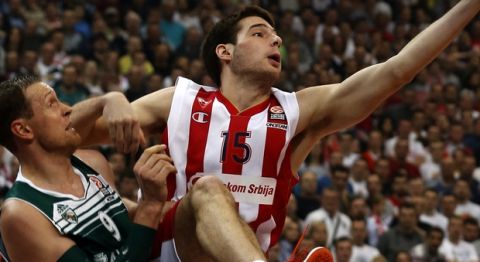 Red Star's Marko Tejic, right drives to the basket as Darius Songaila from Lithuania's BC Zalgiris tries to block him during their Euroleague Top 16 basketball match in Belgrade, Serbia, Thursday, Feb. 5, 2015. (AP Photo / Darko Vojinovic)