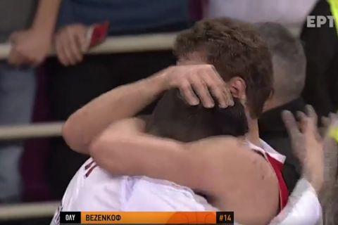 Final Four - Κύπελλο Ελλάδας: Τα δάκρυα του Παπανικολάου και η αγκαλιά με τον Βεζένκοβ