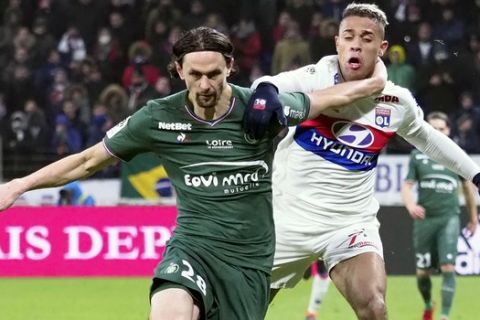 Lyon's Mariano Diaz Mejia, right, challenges for the ball with Saint-Etienne's Neven Subotic during their French League One soccer match in Decines, near Lyon, central France, Sunday, Feb. 25, 2018. (AP Photo/Laurent Cipriani)