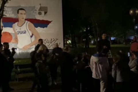 Ο Ποκουσέβσκι με φόντο το γκράφιτι προς τιμήν του