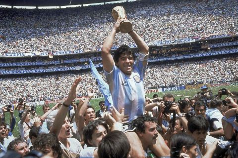 Ο Ντιέγκο Μαραντόνα με το τρόπαιο του Μουντιάλ στα χέρια του μετά τη νίκη της Αργεντινής επί της Γερμανίας στον τελικό του 1986