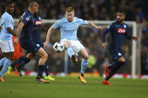 Manchester City's Kevin De Bruyne, center, challenges for the ball with Napoli's Marek Hamsik, left, and Napoli's Lorenzo Insigne during the Champions League group F soccer match between Manchester City and Napoli at the Etihad Stadium in Manchester, England, Tuesday, Oct.17, 2017. (AP Photo/Dave Thompson)