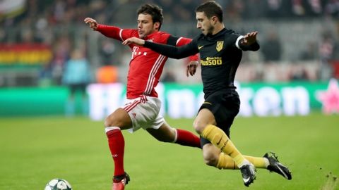 MUNICH, GERMANY - DECEMBER 06: Juan Bernat (L) of Bayern and Gabi of Atletico Madrid battle for the ball during the UEFA Champions League match between FC Bayern Muenchen and Club Atletico de Madrid at Allianz Arena on December 6, 2016 in Munich, Bavaria, Germany.  (Photo by Maja Hitij/Bongarts/Getty Images)