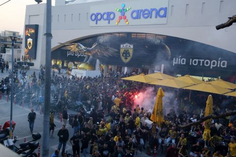 ΑΕΚ - ΠΑΟΚ: Χιλιάδες οπαδοί έξω από την OPAP Arena για τον τελικό του Κυπέλλου Ελλάδας Novibet