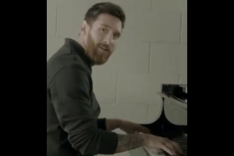 O Mέσι παίζει στο πιάνο τον ύμνο του Champions League!