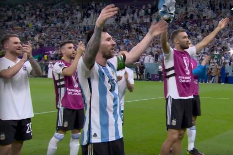 Μουντιάλ 2022, Αργεντινή: Οι παίκτες τραγουδούσαν μαζί με τους εκστασιασμένους οπαδούς μετά τη νίκη επί του Μεξικού