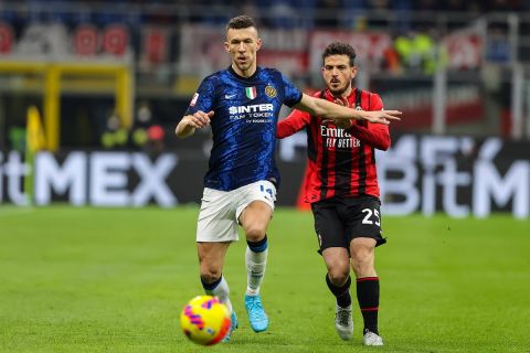 AC Milan vs FC Internazionale - Coppa Italia 2021/22 - 01/03/2022 Ivan Perisic of FC Internazionale competes for the ball with Alessando Florenzi of AC Milan during the Coppa Italia 2021/22 football match between AC Milan and FC Internazionale at Giuseppe Meazza Stadium, Milan, Italy on March 01, 2022 - Photo FCI / Fabrizio Carabelli *** AC Milan vs FC Internazionale Coppa Italia 2021 22 01 03 2022 Ivan Perisic of FC Internazionale competes for the ball with Alessando Florenzi of AC Milan during the Coppa Italia 2021 22 football match between AC Milan and FC Internazionale at Giuseppe Meazza Stadium, Milan, Italy on March 01, 2022 Photo FCI Fabrizio Carabelli Copyright: xBEAUTIFULxSPORTS/Carabellix 