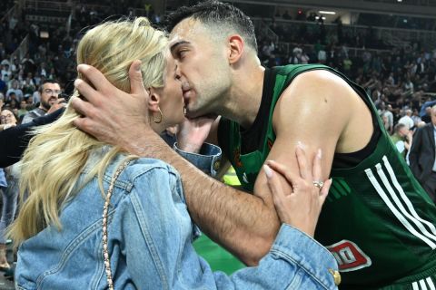 Τα φιλιά του Σλούκα με την σύζυγό του μετά τη νίκη του Παναθηναϊκού AKTOR επί της Μακάμπι