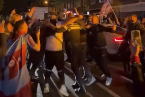 Η αστυνομία της Τραπεζούντας πανηγύρισε με τους οπαδούς της Τράμπζονσπορ