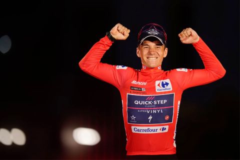 Ο Ρέμκο Έβενπουλ πανηγυρίζει την κατάκτηση της περσινής Vuelta (11/9/2022). 