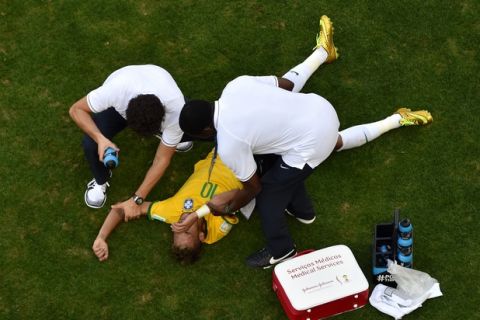 BELO HORIZONTE, BRAZIL - JUNE 28: Neymar of Brazil receives treatment during the 2014 FIFA World Cup Brazil round of 16 match between Brazil and Chile at Estadio Mineirao on June 28, 2014 in Belo Horizonte, Brazil.  (Photo by Francois Xavier Marit - Pool/Getty Images)
