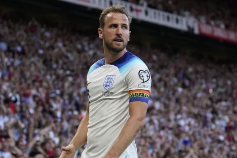 Ο Κέιν πανηγυρίζει γκολ του με τη φανέλα της Αγγλίας