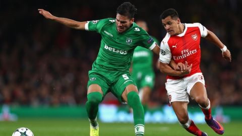 LONDON, ENGLAND - OCTOBER 19:  Jose Luis Palomino of Ludogorets Razgrad holds off pressure from Alexis Sanchez of Arsenal during the UEFA Champions League group A match between Arsenal FC and PFC Ludogorets Razgrad at the Emirates Stadium on October 19, 2016 in London, England.  (Photo by Clive Rose/Getty Images)
