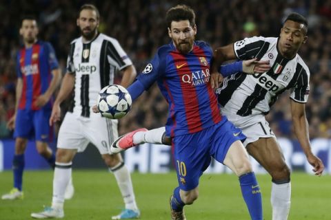 Juventus's Alex Sandro, right, challenges Barcelona's Lionel Messi, left, during the Champions League quarterfinal second leg soccer match between Barcelona and Juventus at Camp Nou stadium in Barcelona, Spain, Wednesday, April 19, 2017. (AP Photo/Manu Fernandez)