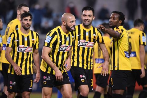 Οι παίκτες της ΑΕΚ πανηγυρίζουν το γκολ του Αμραμπάντ επί της Λαμίας | 5 Ιανουαρίου 2022