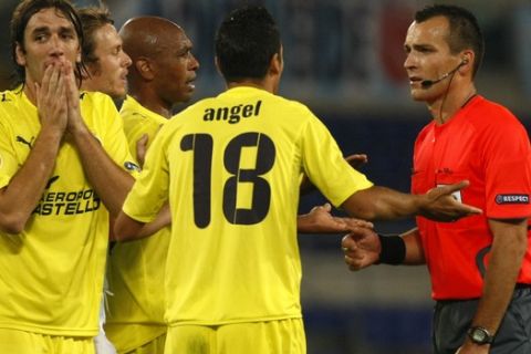Referee Ivan Bebek from Croatia, argues with Villareal players during  the Europa league, group G soccer match between Lazio and Villareal at Rome's Olympic stadium, Thursday, Oct. 22, 2009. At left, defender Gonzalo Rodriguez; at center n. 18, Angel Lopez. (AP Photo/Pier Paolo Cito)