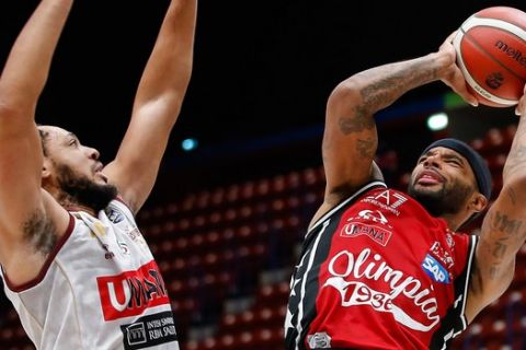 Ο Ντιλέινι επιχειρεί να σκοράρει εκτός ισορροπίας σε αγώνα της Αρμάνι Μιλάνο για τη Lega Basket 2020/21