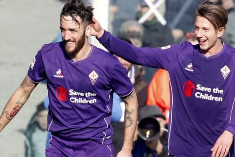 Fiorentina's Gonzalo Rodriguez, left, celebrates after scoring during a Serie A soccer match between Fiorentina and Torino, at the Artemio Franchi stadium in Florence, Italy, Sunday, Jan. 24, 2016. (AP Photo/Fabrizio Giovannozzi)