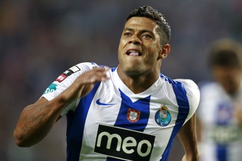 Porto's Hulk celebrates his second goal against Gil Vicente during their Portuguese Premier League soccer match at Dragoon stadium in Porto August 19, 2011.
  REUTERS/Jose Manuel Ribeiro (PORTUGAL - Tags: SPORT SOCCER)