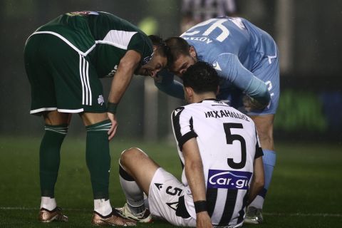 Ο τραυματισμός του Γιάννη Μιχαηλίδη στο ματς του ΠΑΟΚ με τον Παναθηναϊκό στην Λεωφόρο