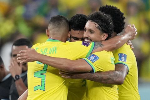 Οι παίκτες της Βραζιλίας πανηγυρίζουν μετά τη νίκη επί της Ελβετίας