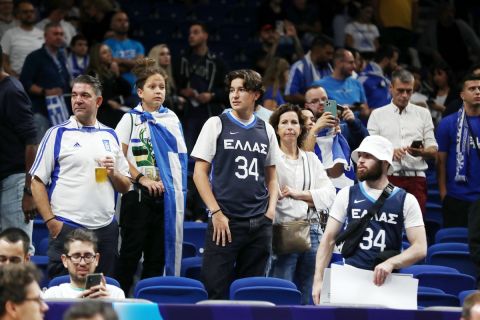 Συγκλονιστική υποστήριξη από τους Έλληνες στην εξέδρα: Κι όμως η Mercedes-Benz Arena είναι γαλανόλευκη