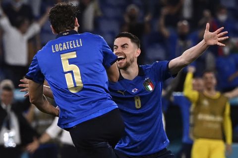 Ο Μανουέλ Λοκατέλι της Ιταλίας πανηγυρίζει με τον Ζορζίνιο γκολ που σημείωσε κόντρα στην Ελβετία για τη φάση των ομίλων του Euro 2020 στο "Ολίμπικο", Ρώμη | Τετάρτη 16 Ιουνίου 2021