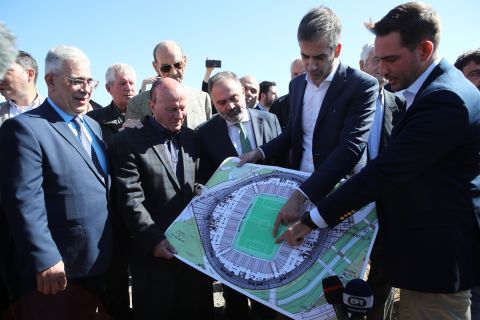 Ο Δήμαρχος Αθηναίων Κώστας Μπακογιάννης δείχνει που θα γίνει το νέο γήπεδο | 17 Οκτωβρίου 2022